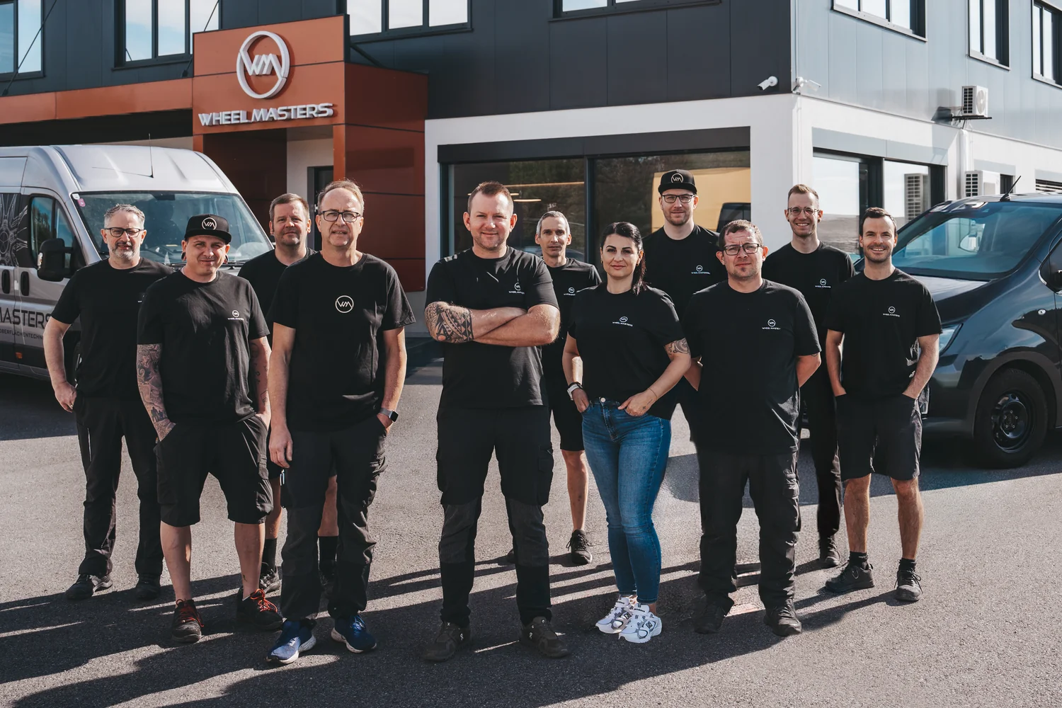 Team Wheelmasters vor dem Firmengebäude